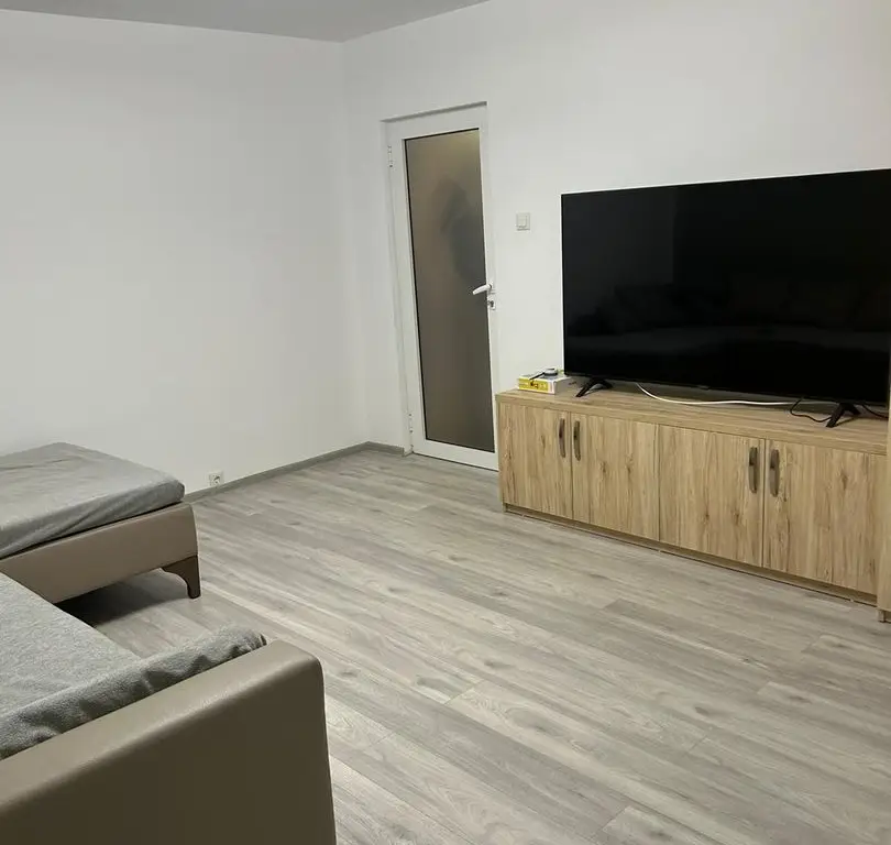 ageuropa.ro vinde apt. 4 cam. 78mp la etajul 2 în Micro 16.