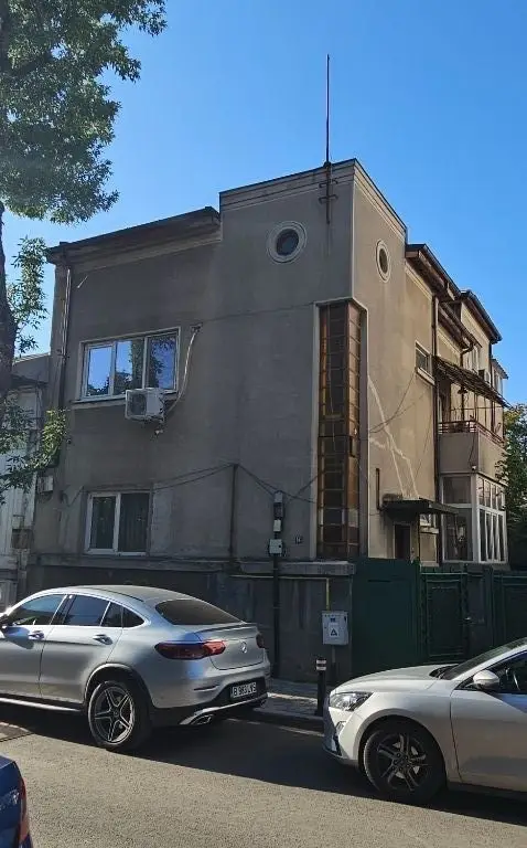 Vila P+1 Piața Muncii , strada Orzari, apartament cu 3 camere la Parer