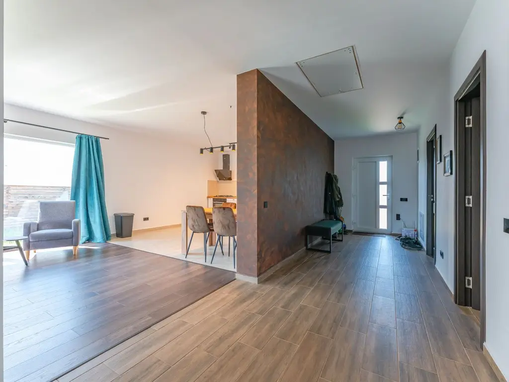 Casă Individuală de Închiriat, Încălzire în Pardoseală, Teren 400 mp