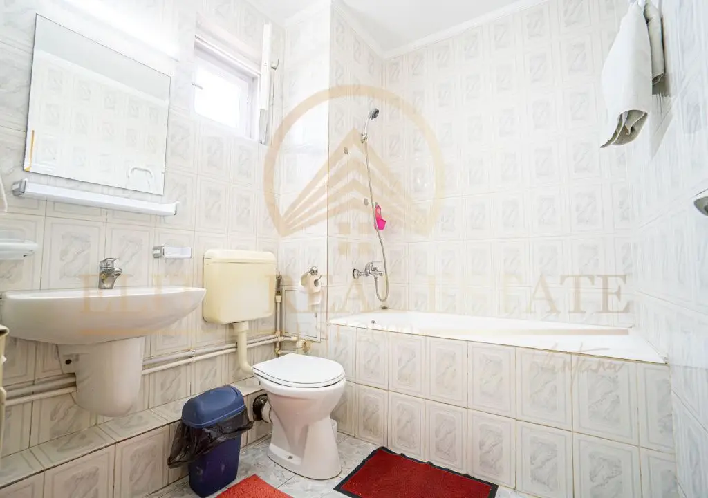 Apartament spațios cu 3 camere, 2 băi și 3 balcoane – zona FAR, bloc 2003