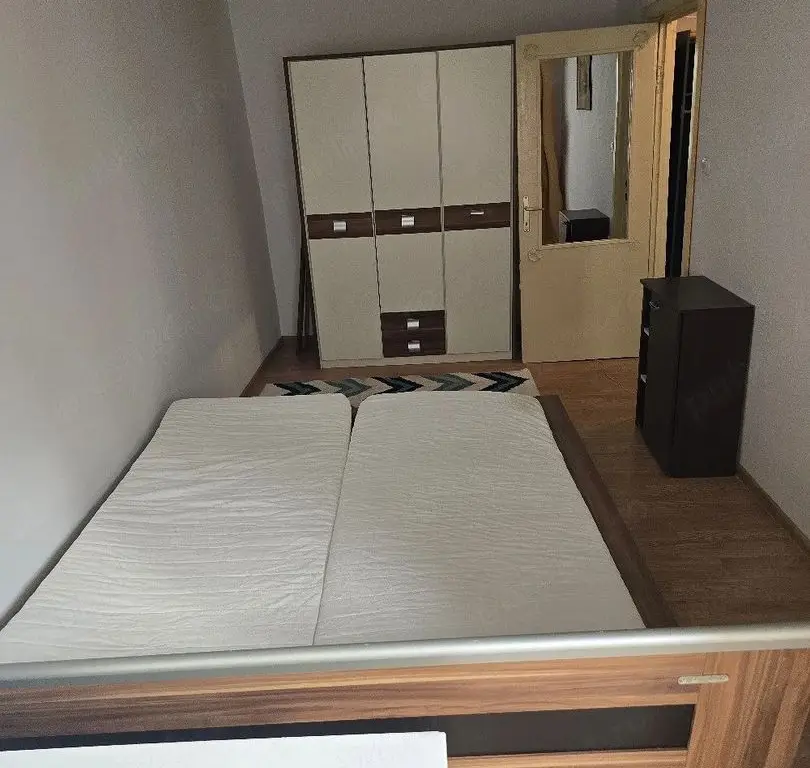 Inchiriez apartament cu 3 camere, decomandat,