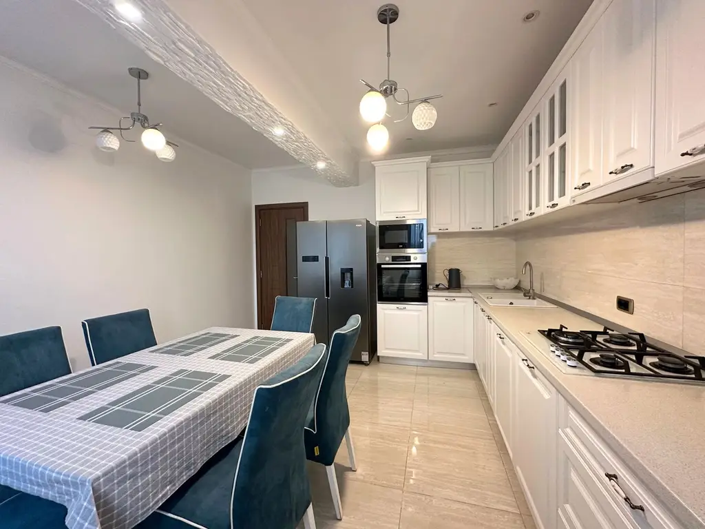 Vând apartament 3 camere 3 minute de Coresi complex ISARAN