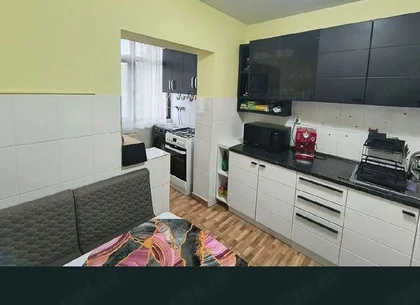 inchiriez apartament 3 camere Micro 16