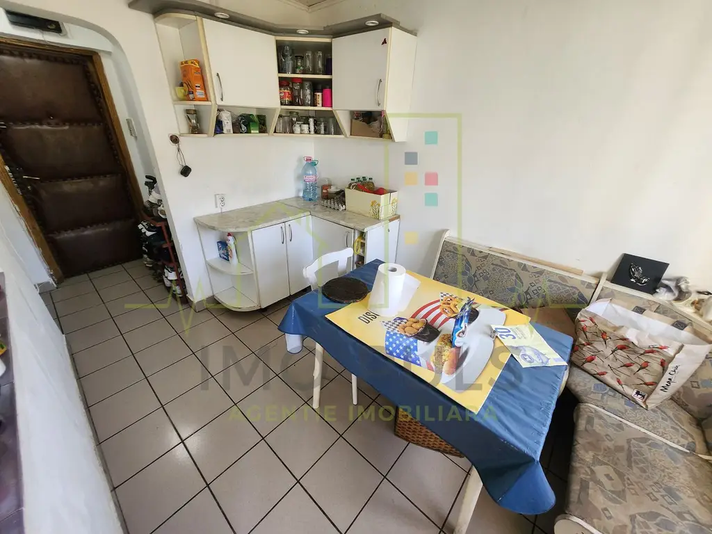 Cetatii. Etaj 1. Centrala proprie. 4 camere transformat in 3 camere decomandat