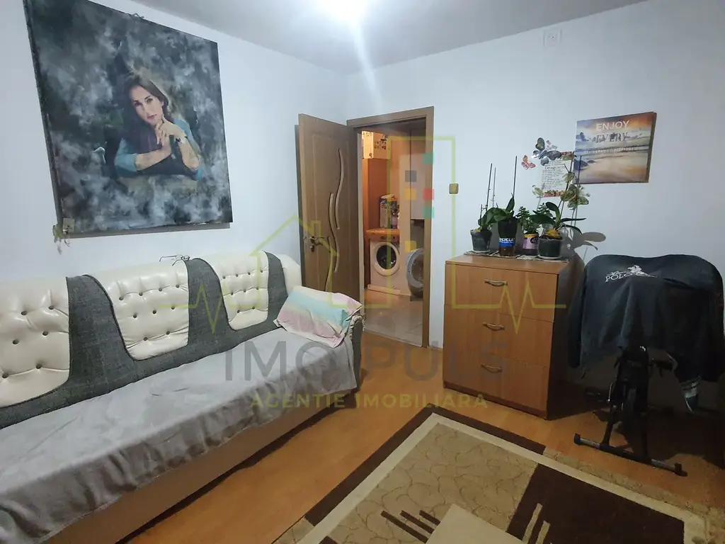 Etaj intermediar. Centrala. Plavat II. Decomandat. Mobilat si utilat.