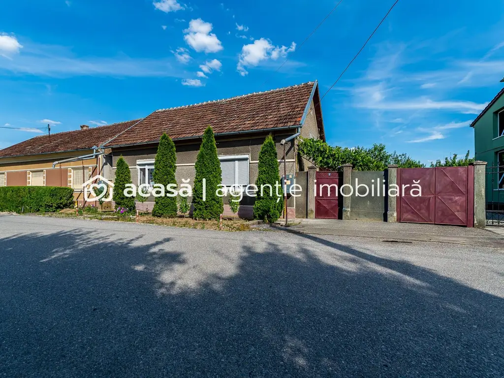 Casa 3 camere, bucatarie si baie, in zona centrala din Chisineu-Cris