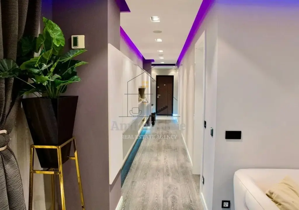 Apartament 3 camere tip Penthouse, 80 mp, 30 mp terasa, boxa, 2 parcari, Marasti