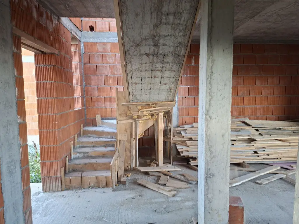 BRASADAS vinde casa in constructie de tip DUPLEX in Odoreu.