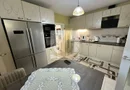 Casă premium cu panouri solare, stație EV, anexă locuibilă și grădină