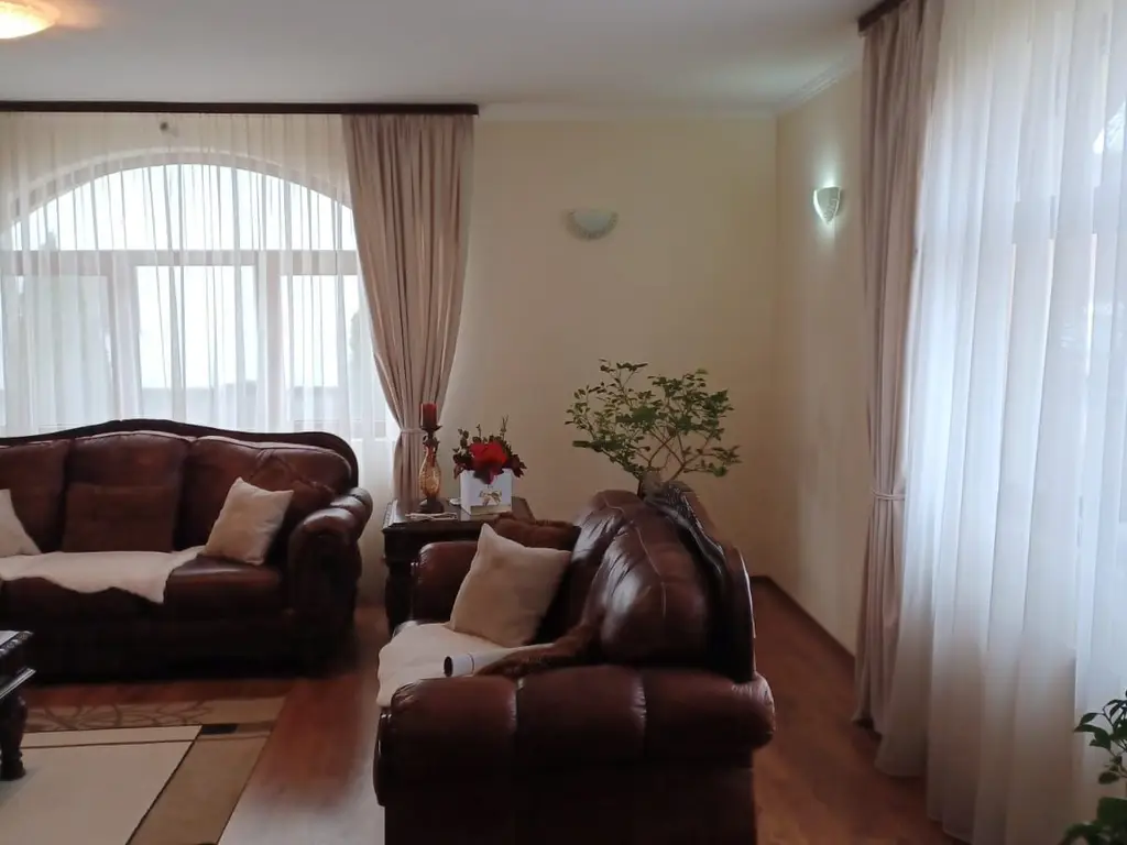 BRASADAS vinde casa individuala 8 cam teren 10 ari Unirii.