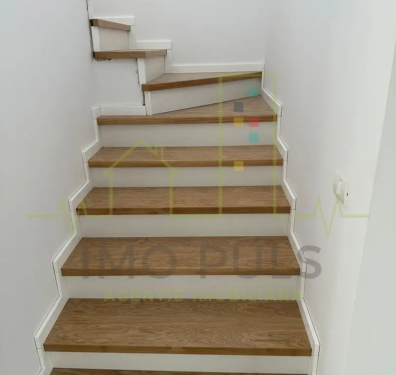 Duplex despartit prin Garaj. 4 dormitoare. 3 Bai. Dumbravita
