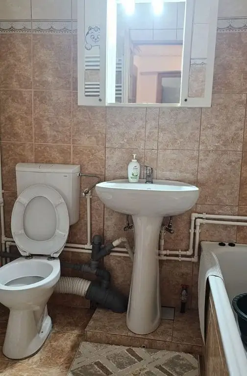 De inchiriat apartament cu 2 camere, etaj 4/4 Piata Centrala, 360 euro