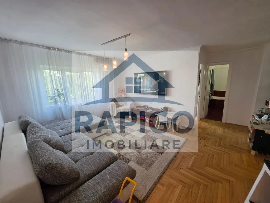 Vand apartament cu 4 camere aproape de centru