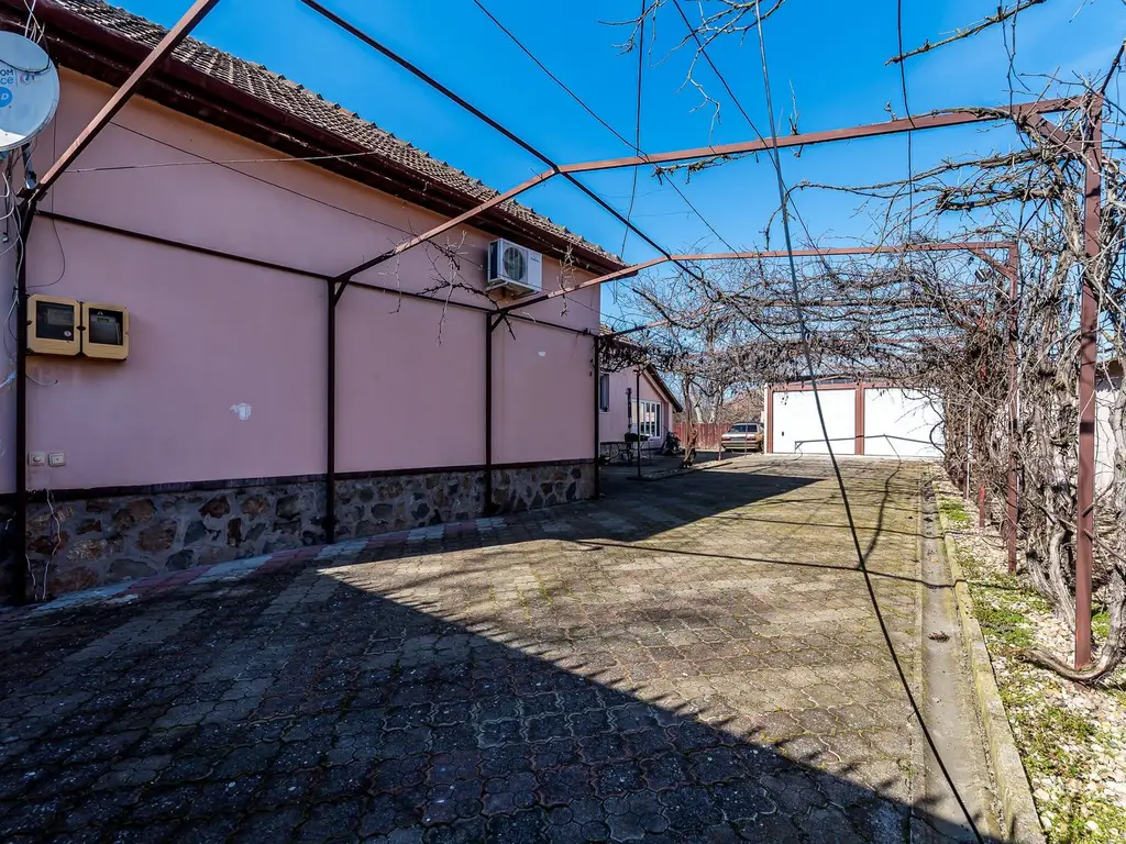 Casa ideală pentru familie: școală la 3 min. Zonă foarte liniștită.
