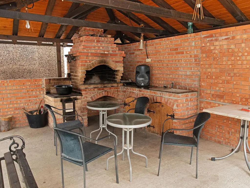 Vilă 5 dormitoare, 4 băi, 2 248mp teren, piscină. Preț: 229 000 E.