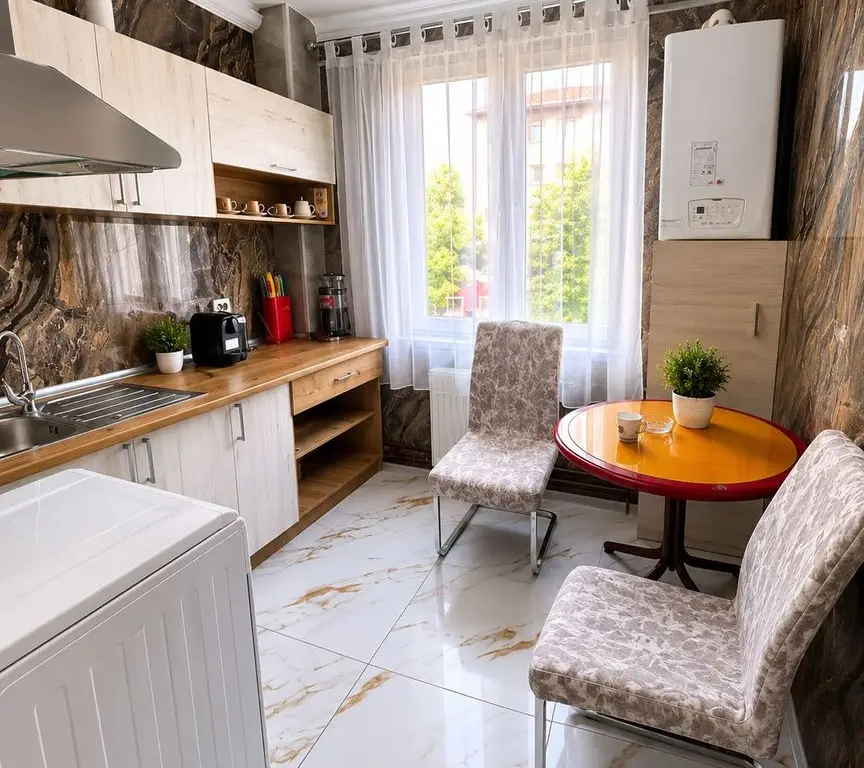 Apartament spațios 3 cam, complet renovat, mobilat – disponibil 01.07.