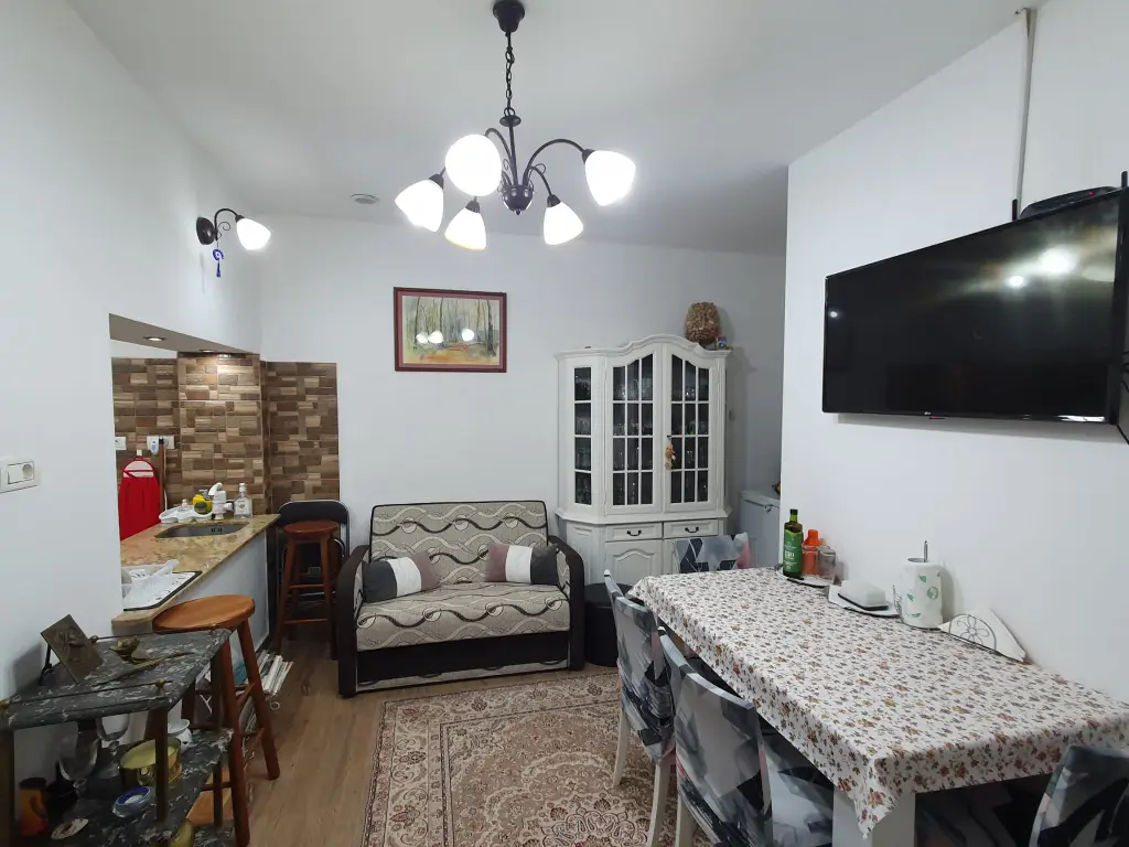 Vand apartament la casă cu curte – zonă centrală aproape de Malul Mureșului