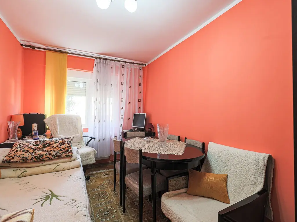 Apartament, la etajul 1, cu balcon spre zona verde, malul Muresului