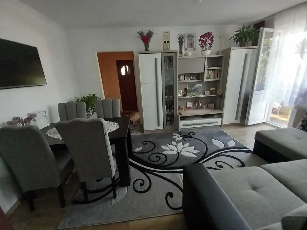 BRASADAS vinde ap 2 cam etaj 4/4 Careiului.