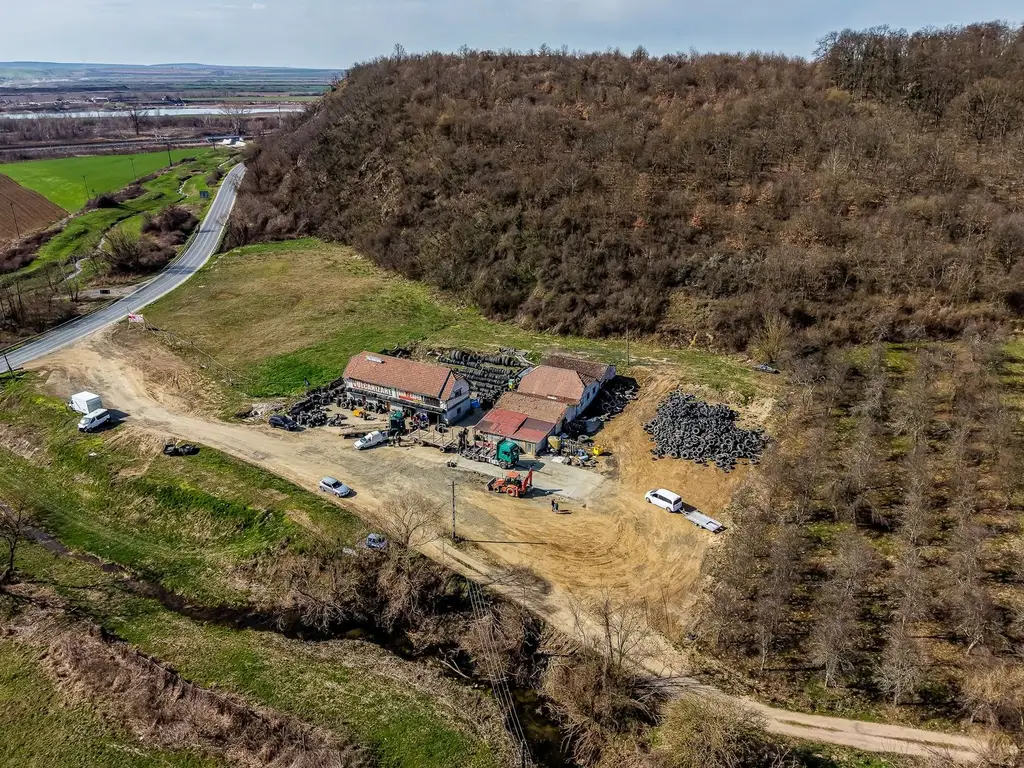1,2 ha teren comercial/industrial cu hale in Baratca Paulis Arad