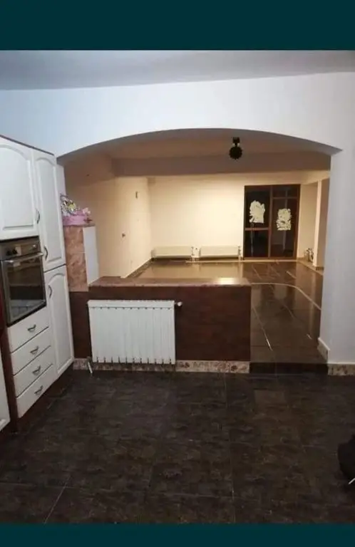 De vanzare casa 330 mp