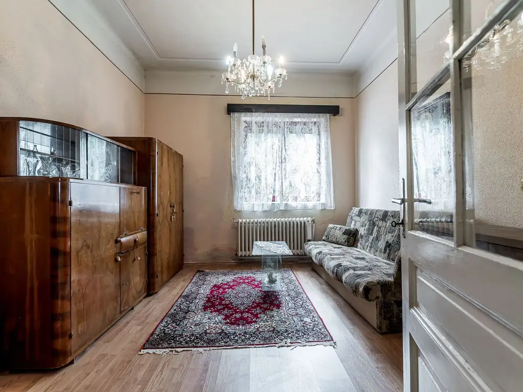 Casă cu teren de 370 mp în Zona Funcționarilor