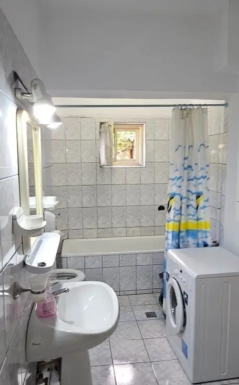 Vila P+1 Piața Muncii , strada Orzari, apartament cu 3 camere la Parer