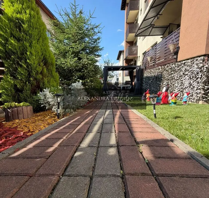 Apartament 3 camere, curte, boxa, parcare, Sub Cetate