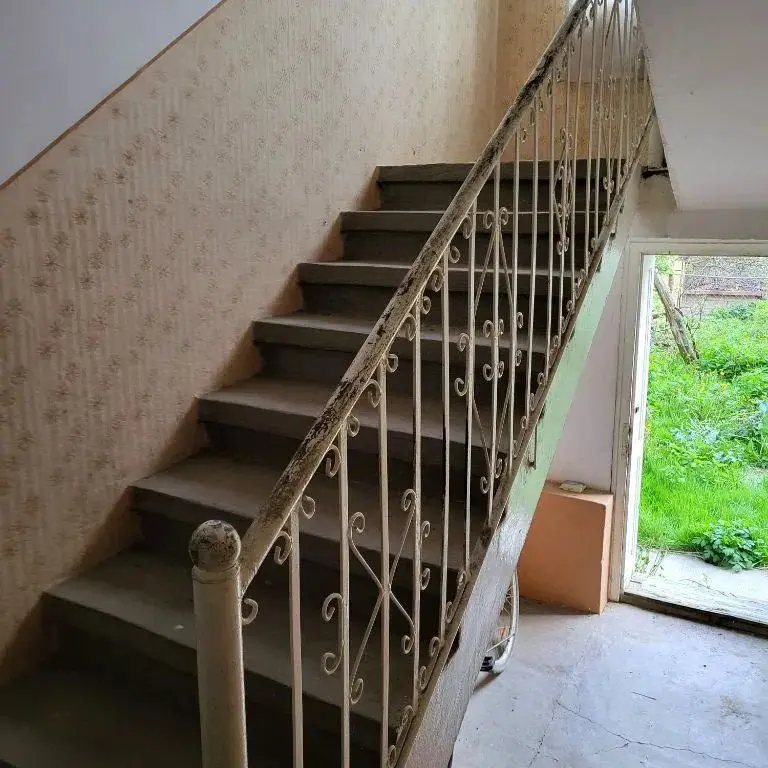 Ag EUROPA vinde casa cu etaj cu teren aferent de 10 ari în Lazuri.