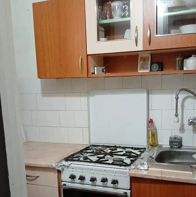 BRASADAS vinde garsoniera la etajul 3/4 pe Ostrovului.