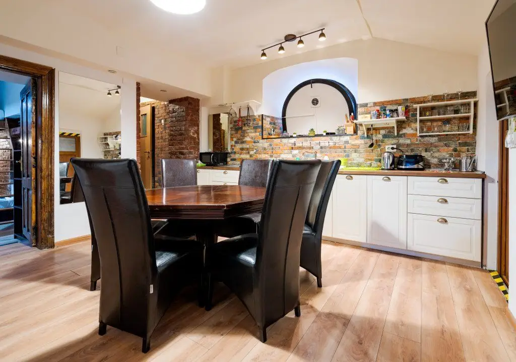 Ag BRASADAS vinde villa cu 20 camere Pta ROMANA.