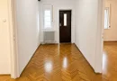 Apartament spațios cu 3 camere, 87 mp utili, 2 garaje, etaj 1 la casă