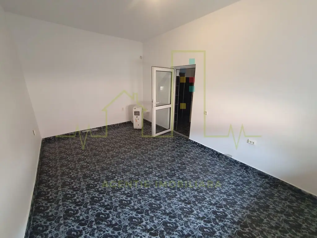 Casa individuala. 2 fronturi de pe 2 strazi (fata-spate)