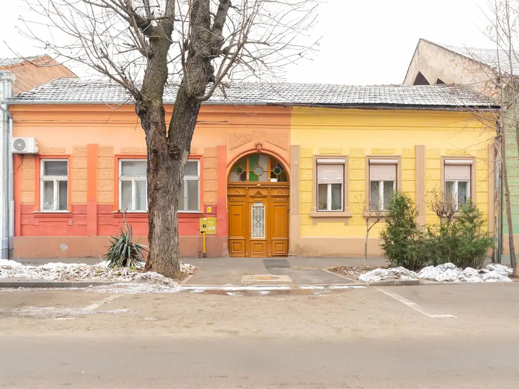 PRET NOU! Apartament la casă, ultracentral– curte proprie și garaj