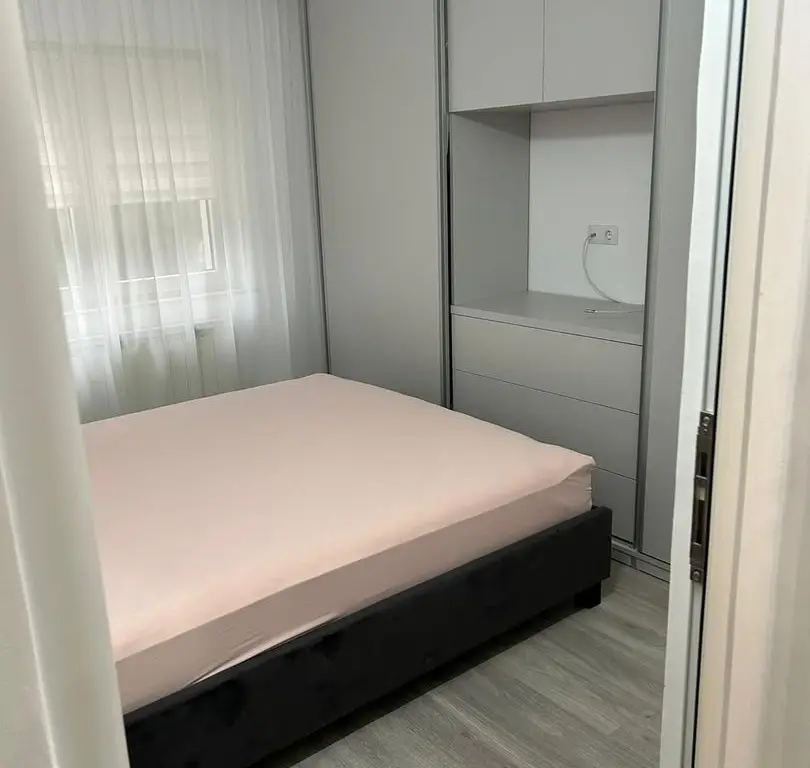 ageuropa.ro vinde apt. 4 cam. 78mp la etajul 2 în Micro 16.