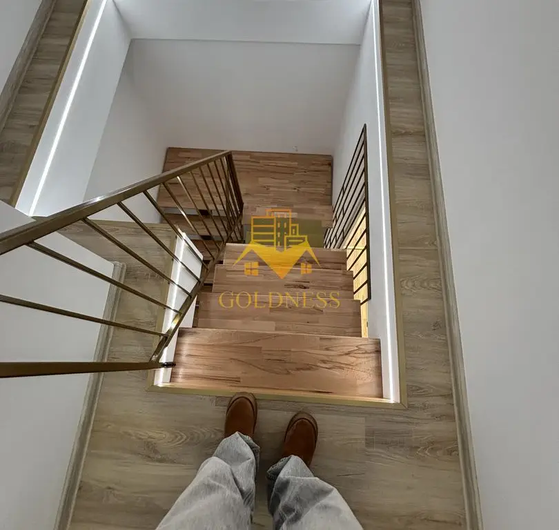 Duplex lux, de închiriat, 5 camere, parcare, curte, terasă,220mp teren