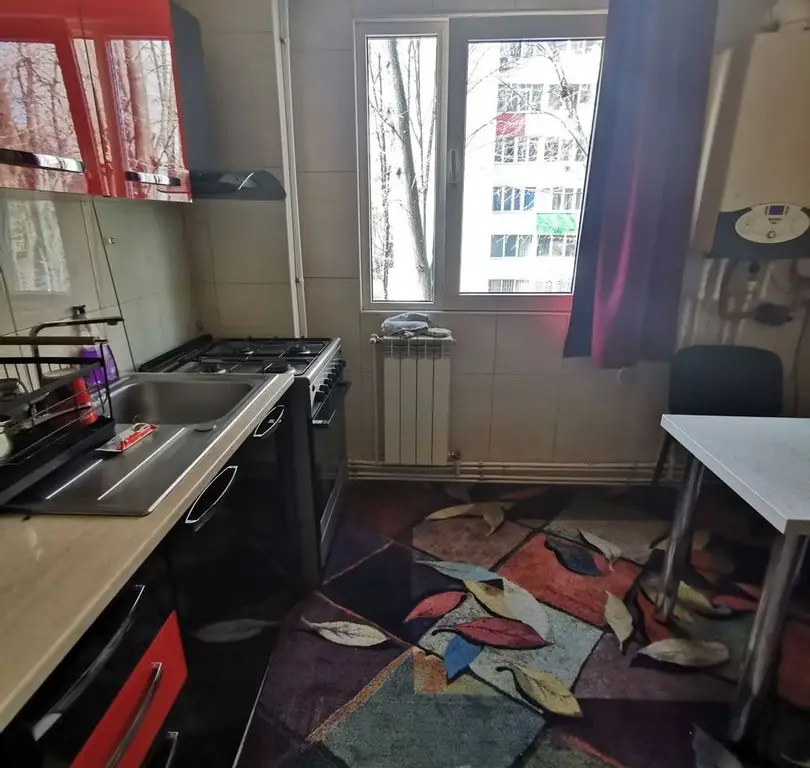 Proprietar , vand apartament , 4 camere cu centrala termica , boxa si loc parcare adp