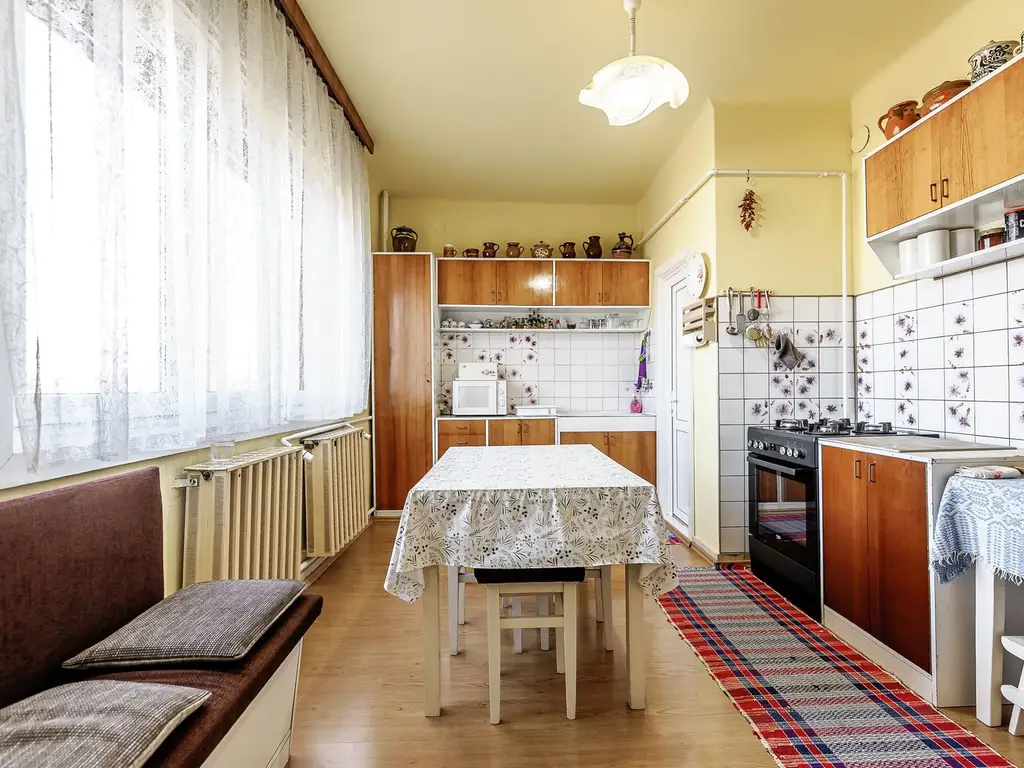 Preț NOU! Casa P+2 în zona centrală Chișineu-Criș