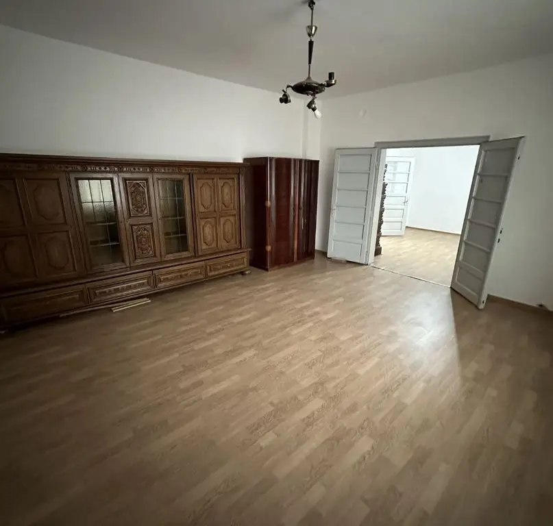 BRASADAS vinde PARTERUL unei case in zona Botizului.