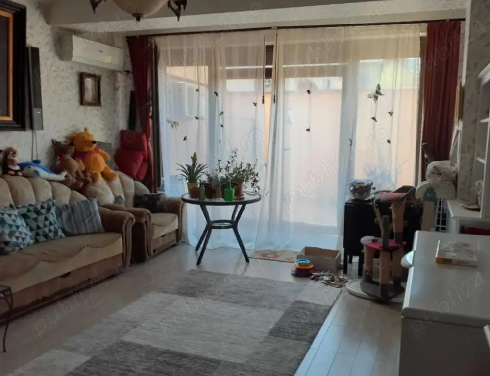 Ap 3 camere,curte, terasă vilă Dămăroaia
