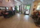 Casa + 5 apartamente + spatiu de inchiriat + parcari. Pretabil locuit + afacere