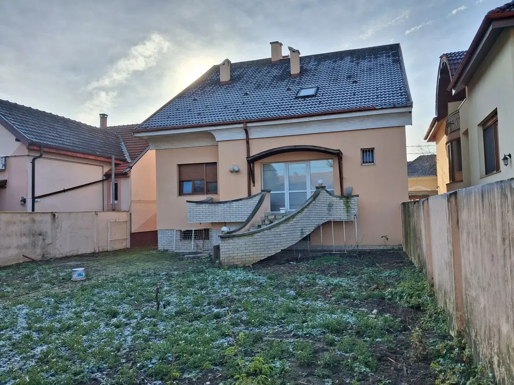 Casa RENOVATA partial 8 cam 6 ari 550mp garaj Ana Ipatescu.