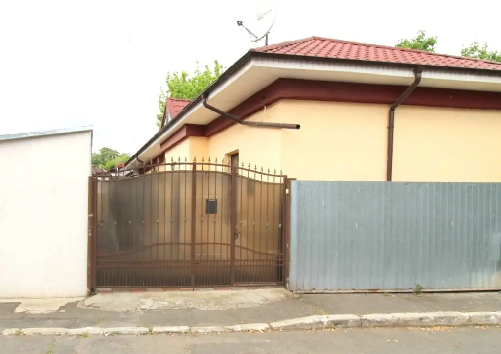 De vanzare casa cu 3 camere, zona Port, 64.000 euro