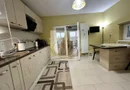 Casă premium cu panouri solare, stație EV, anexă locuibilă și grădină