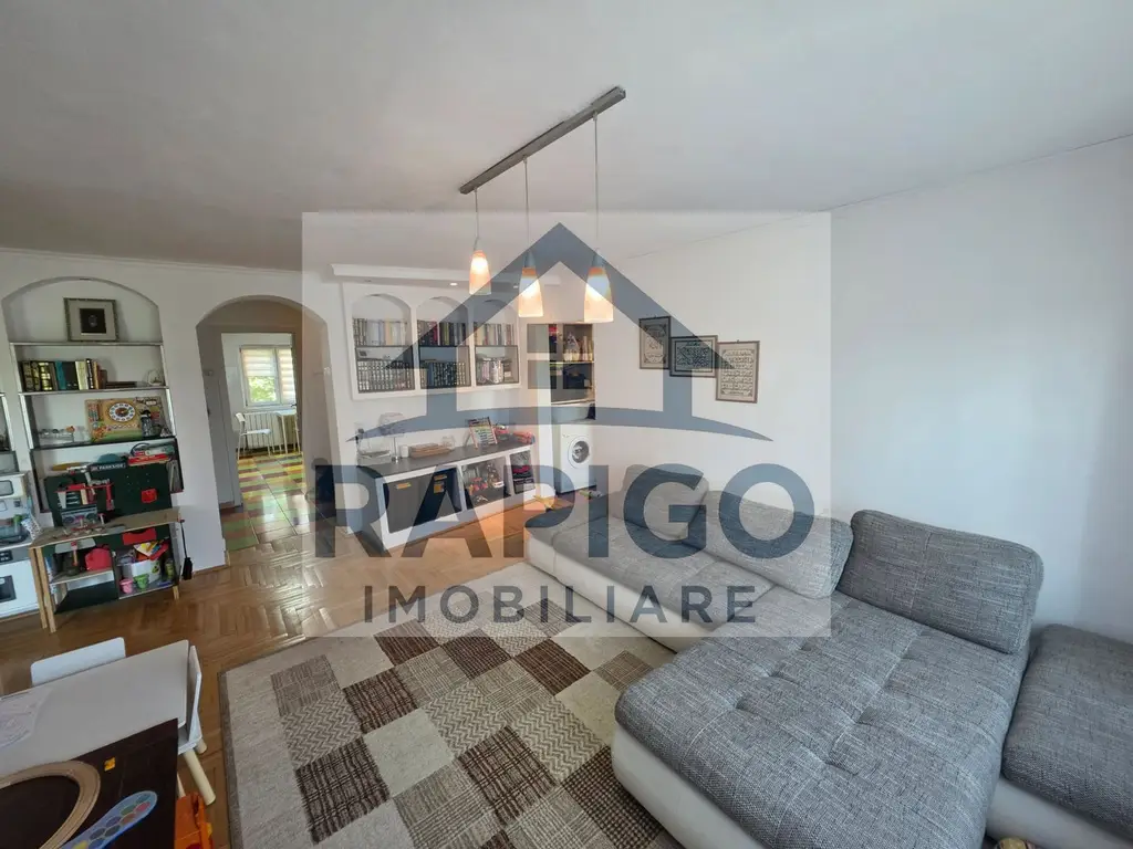 Vand apartament cu 4 camere aproape de centru