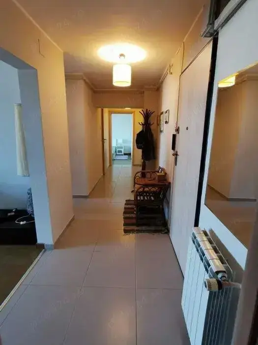 BRASADAS închiriază ap cam etaj 6/8 Bd. UNIRII.