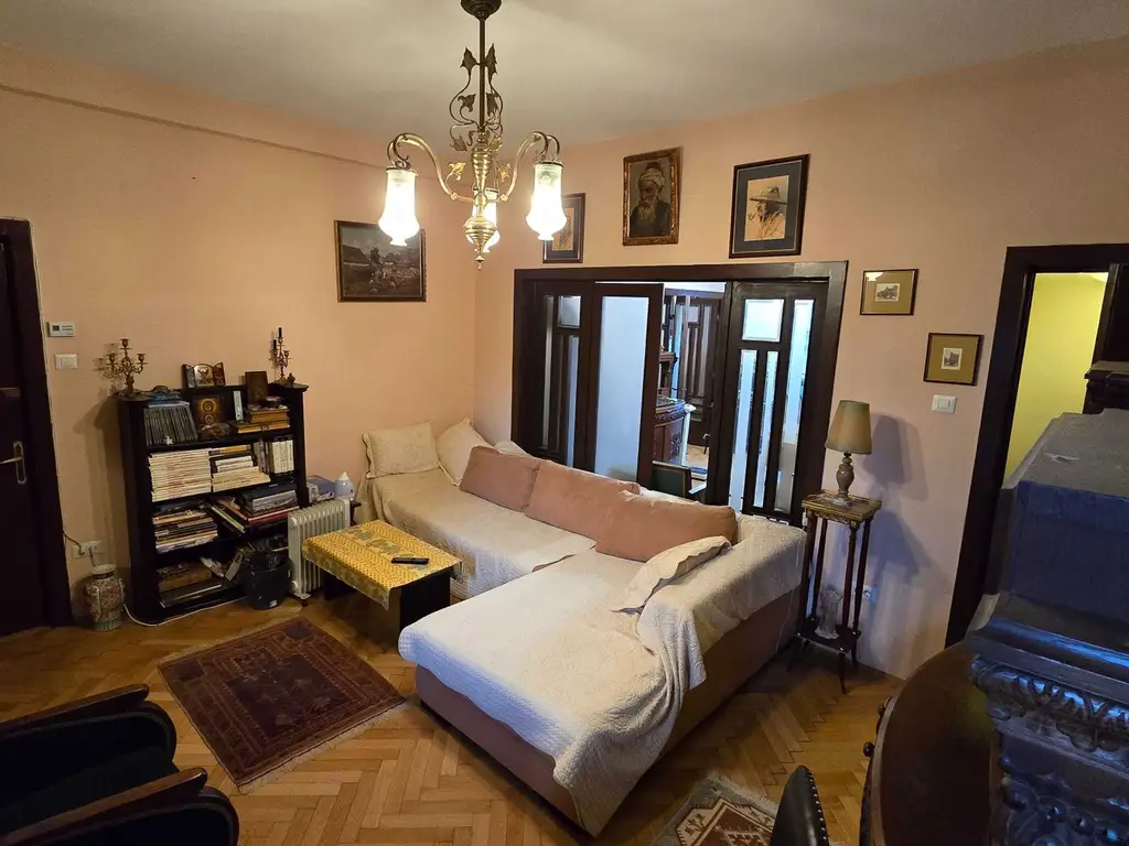 Apartament în bloc interbelic - 3 Camere - 2 balcoane - 203.000 €