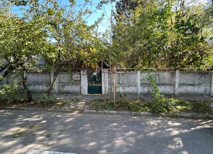 Teren 480 cu casa de 3 camere demolabila ( sau renovabila) sector 1