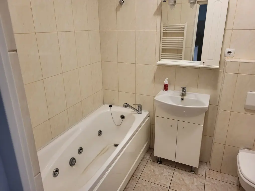 BRASADAS vinde ap 2 cam la PARTER in CENTRU.