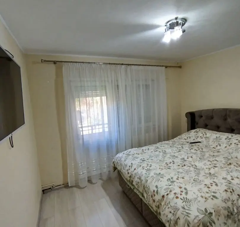 BRASADAS vinde ap 3 cam Carpați 2 etaj 1/4.